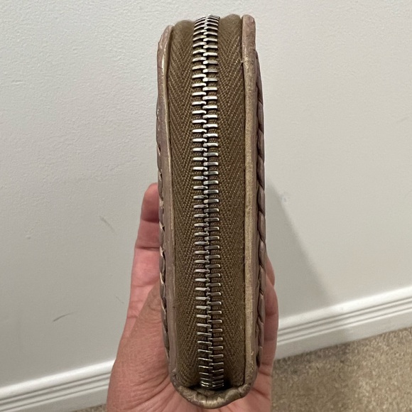 Authentic Bottega Venetta zippy wallet - Picture 7 of 16